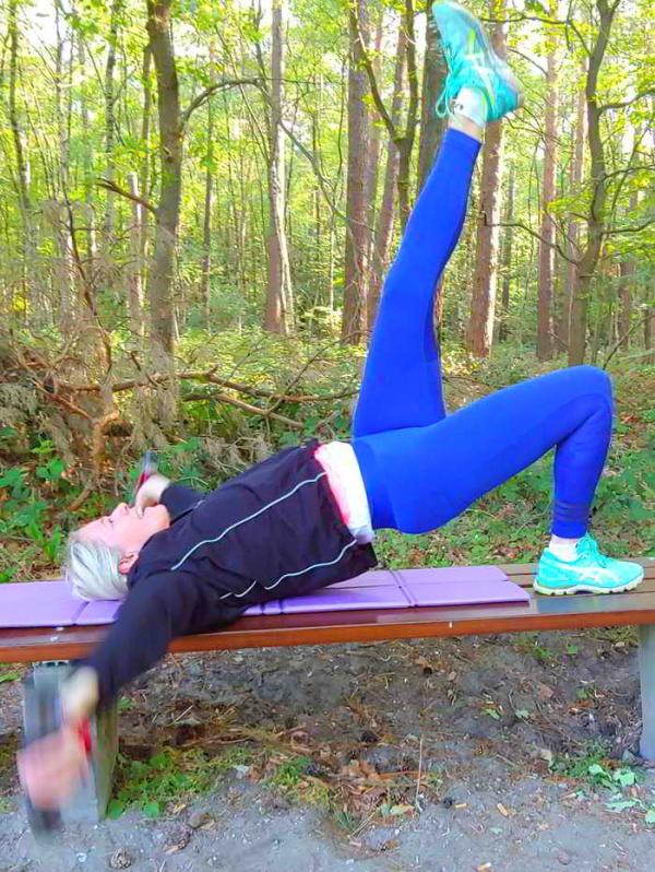 Personal Trainer Herford Christian Wagner Outdoor-Training auf der Bank mit Klientin 